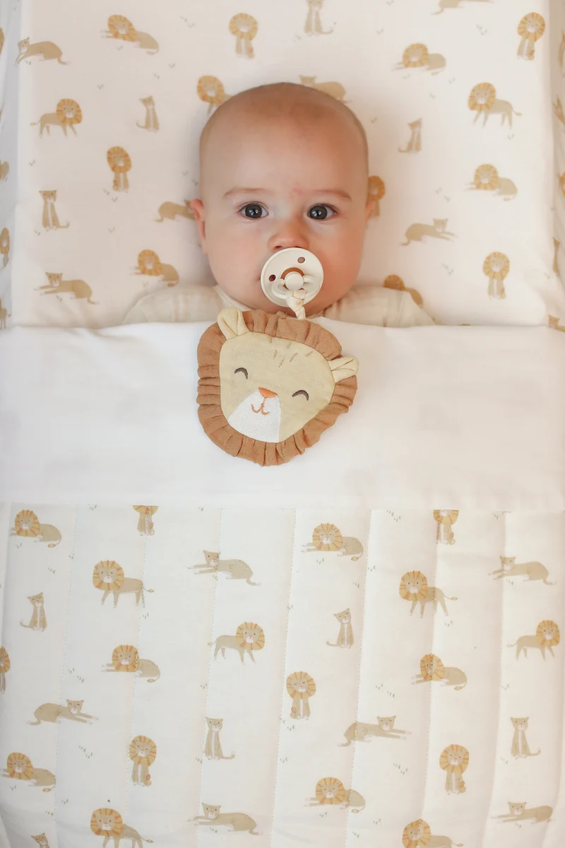 Doudou attache-tétine lion Safari Friends – gaze de coton bio