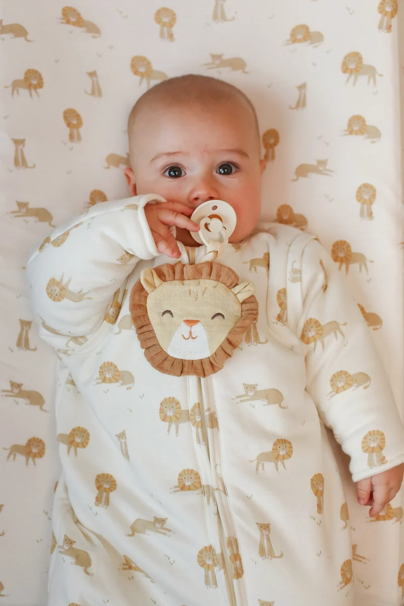 Doudou attache-tétine lion Safari Friends – gaze de coton bio