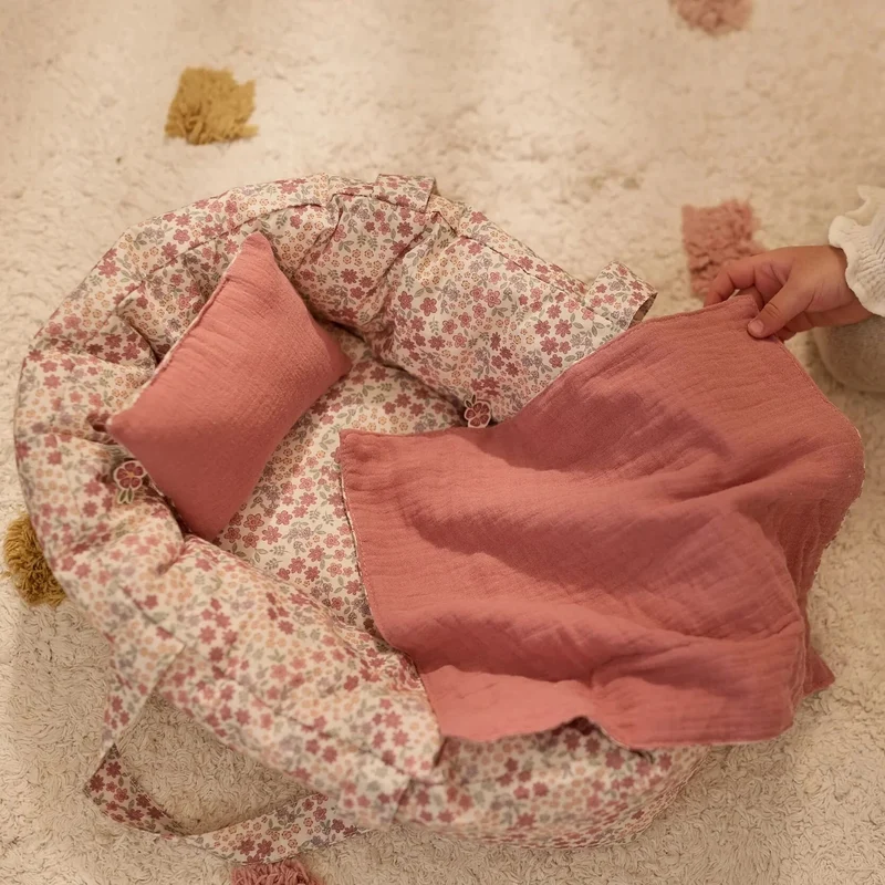 Couffin pour poupée rose – Motif floral