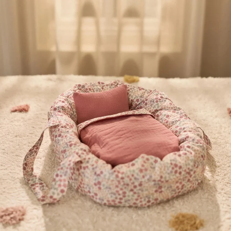 Couffin pour poupée rose – Motif floral