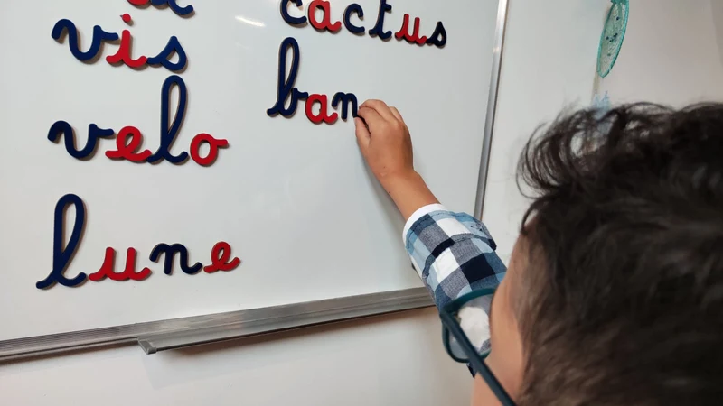 Alphabet Mobile Montessori – Lettres en Bois Magnétiques (2 versions)