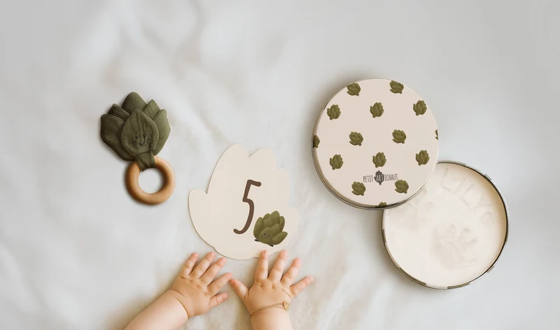 Coffret naissance « Petit Artichaut » – Empreintes, hochet & cartes étapes