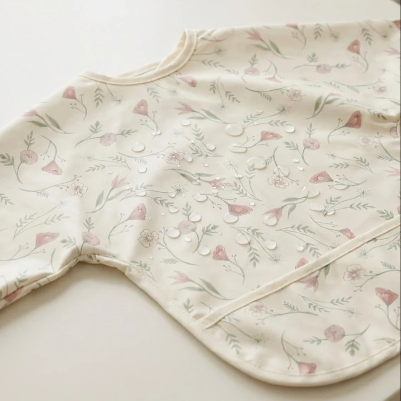Bavoir à manches courtes fleuri imperméable 9 à 18 mois - Meyco Baby