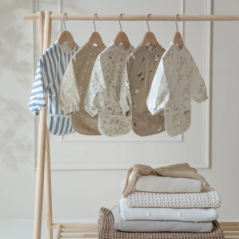 Bavoir à manches courtes fleuri imperméable 9 à 18 mois - Meyco Baby
