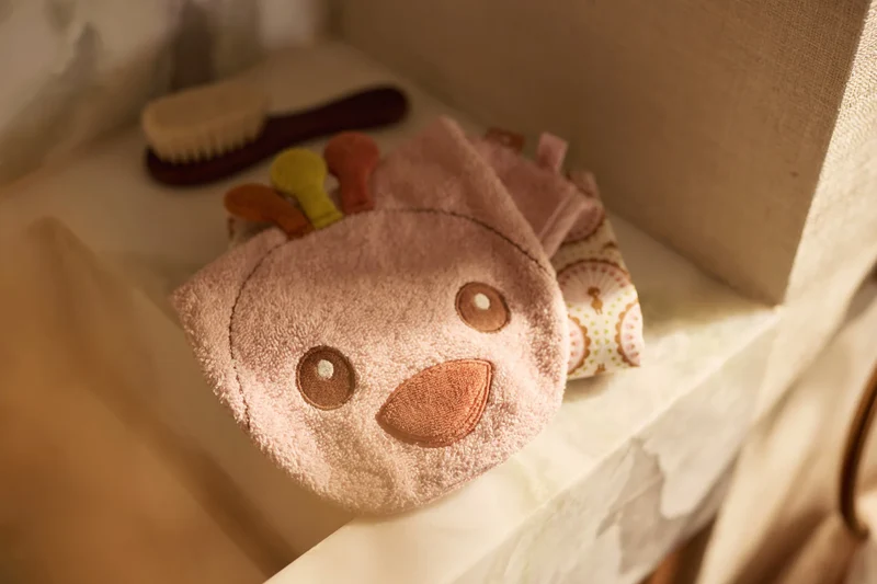 Gant de toilette bébé en éponge – Peacock Pavie