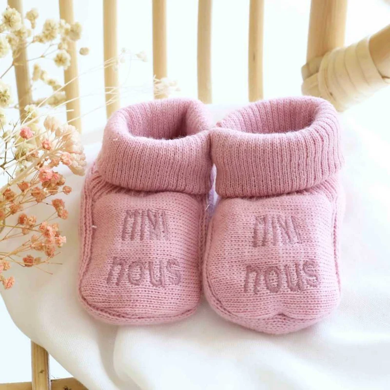 Chaussons naissance Mini Nous rose – douceur et tendresse pour les premiers jours