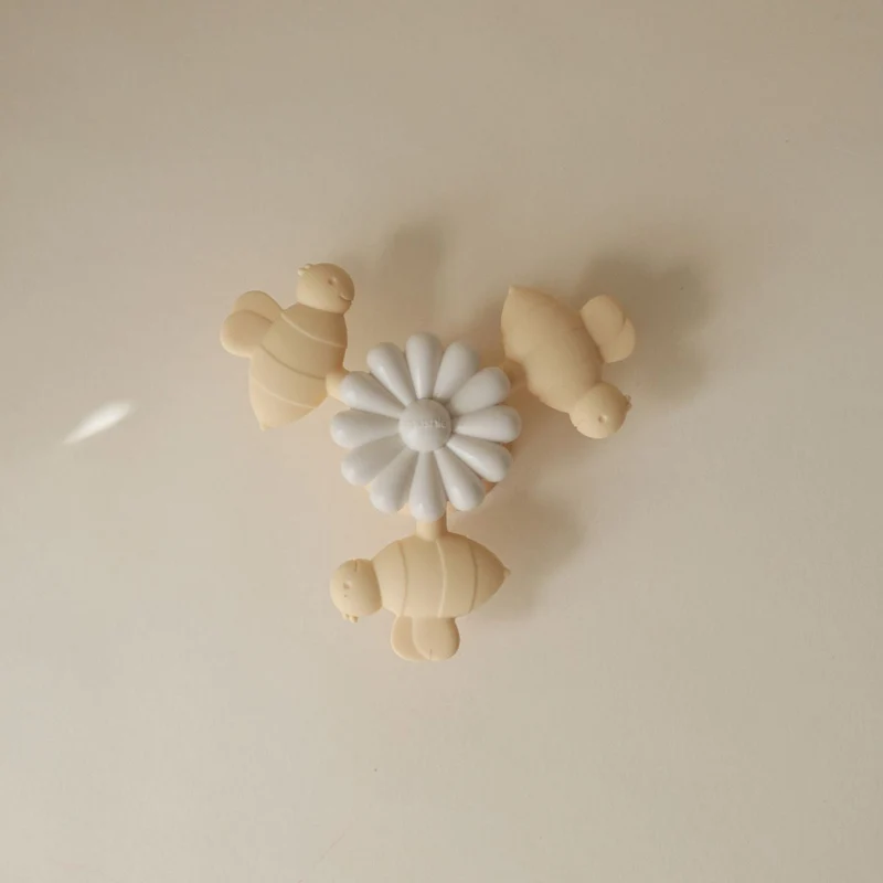 Spinner Abeilles et Fleur Mushie – jouet sensoriel avec ventouse