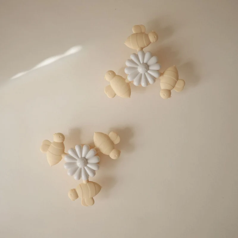 Spinner Abeilles et Fleur Mushie – jouet sensoriel avec ventouse