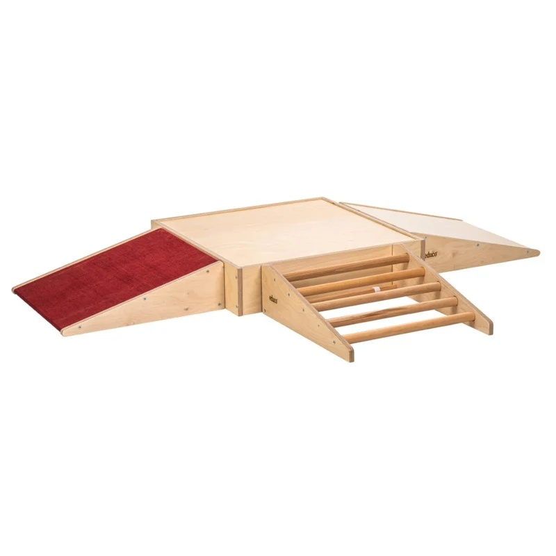 Plateforme inclinée inspiration Pikler - tapis rouge