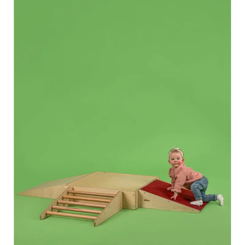 Plateforme inclinée inspiration Pikler - tapis rouge