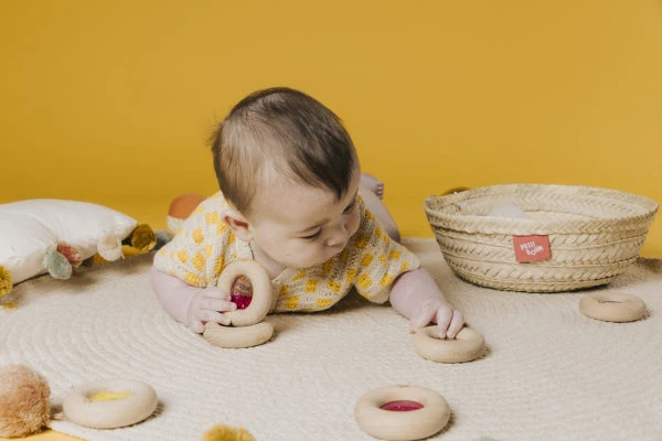 Donut jouet d’éveil sensoriel jaune – jouet en bois bébé