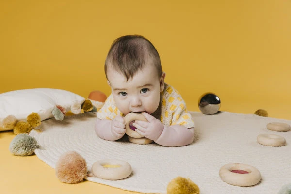 Donut jouet d’éveil sensoriel turquoise – jouet en bois bébé