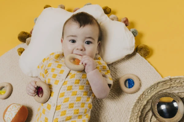 Donut jouet d’éveil sensoriel bleu – jouet en bois bébé