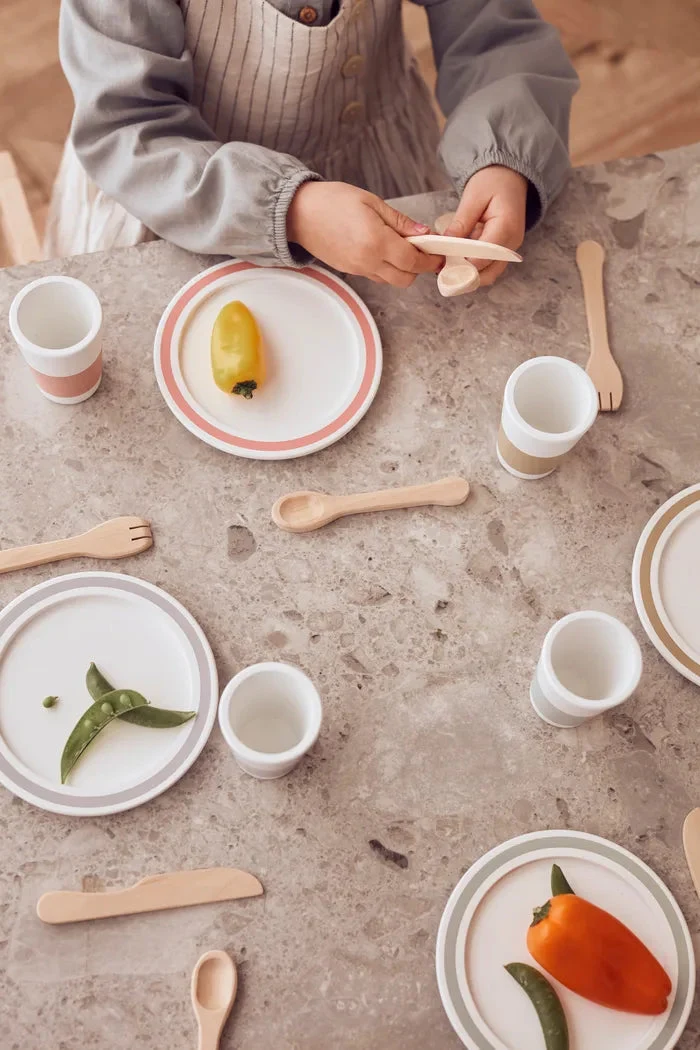 Dinette enfant en bois 4 personnes – service complet dès 2 ans