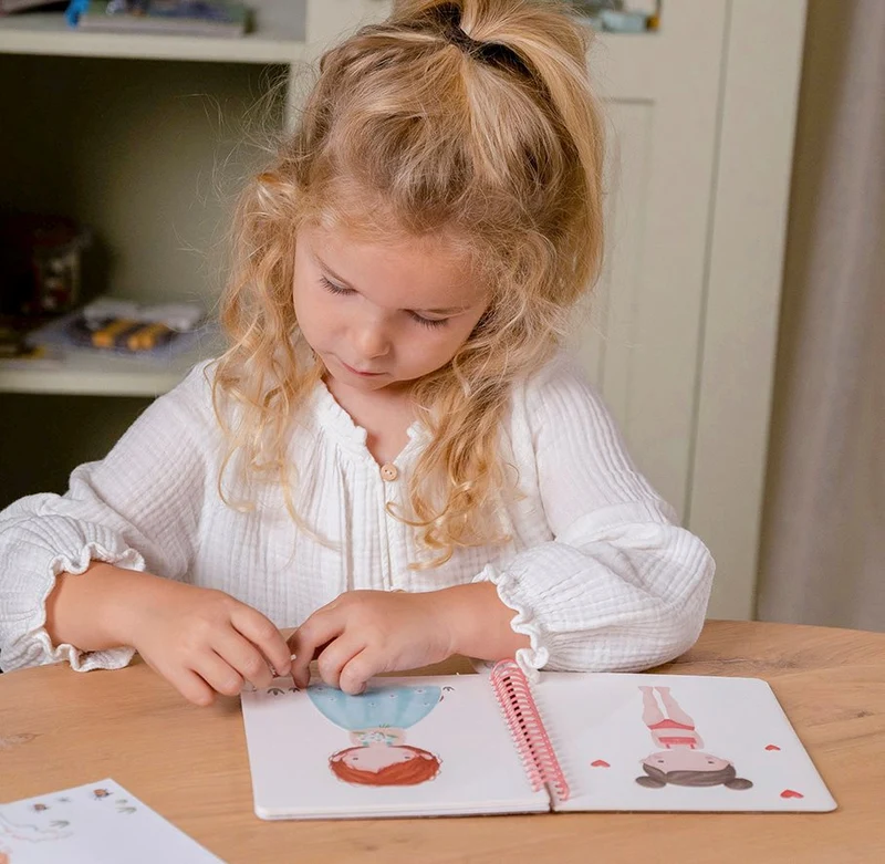 Livre Habille ton personnage Rosa & Friends