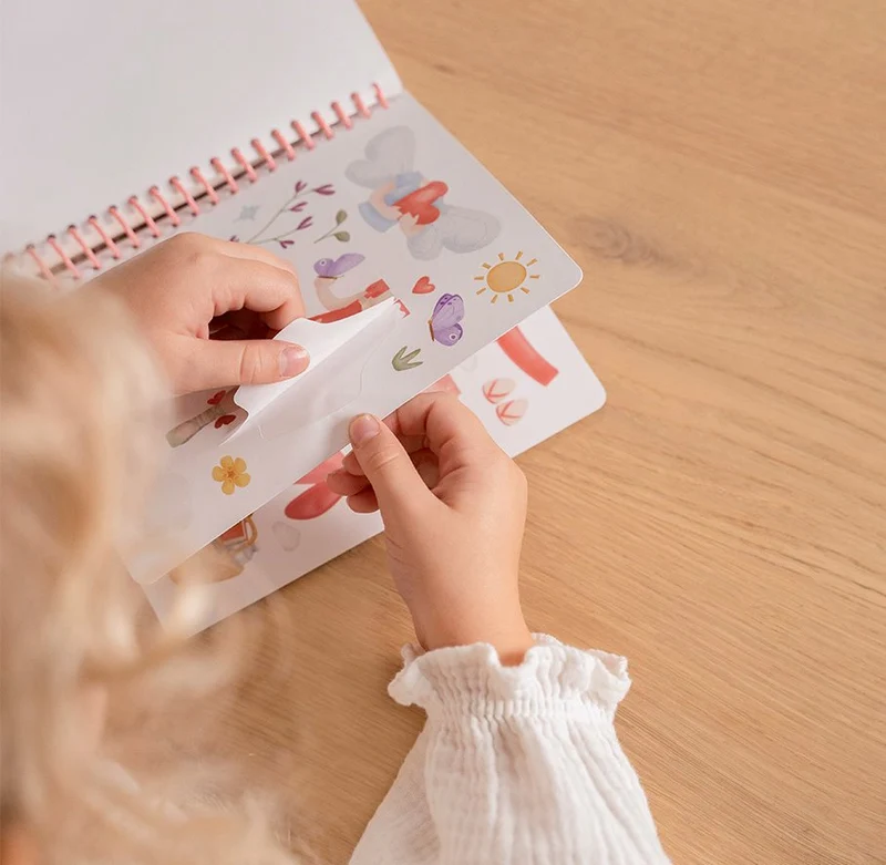 Livre Habille ton personnage Rosa & Friends