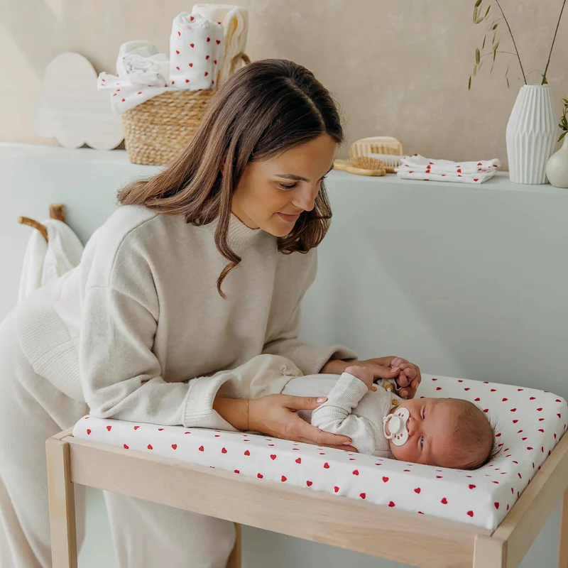 Housse matelas à langer bébé coton 50x70 coeurs rouge