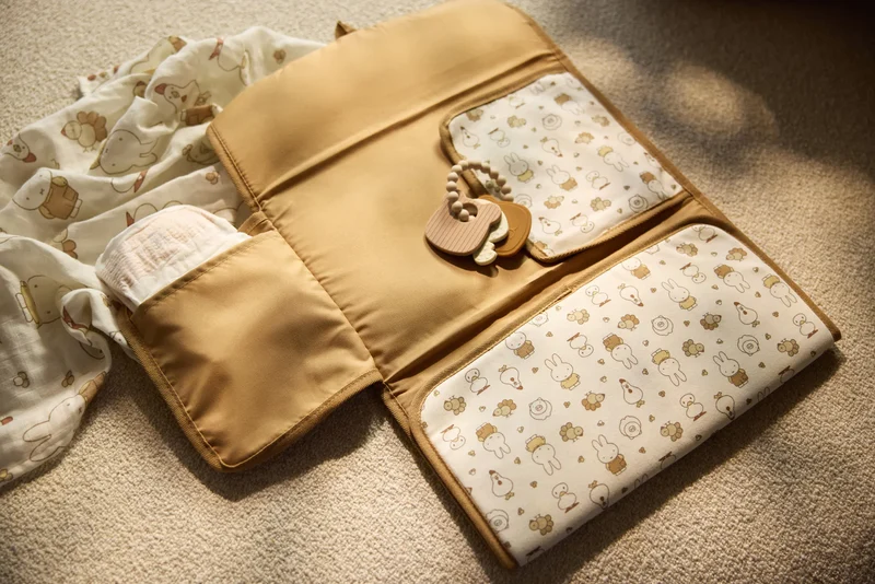Tapis à langer nomade bébé – Miffy Family pliable et pratique en déplacement