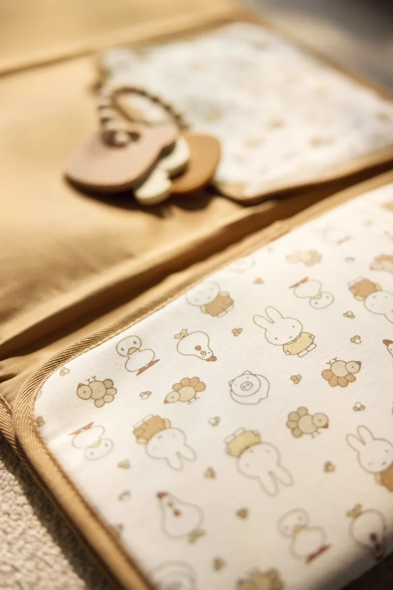 Tapis à langer nomade bébé – Miffy Family pliable et pratique en déplacement