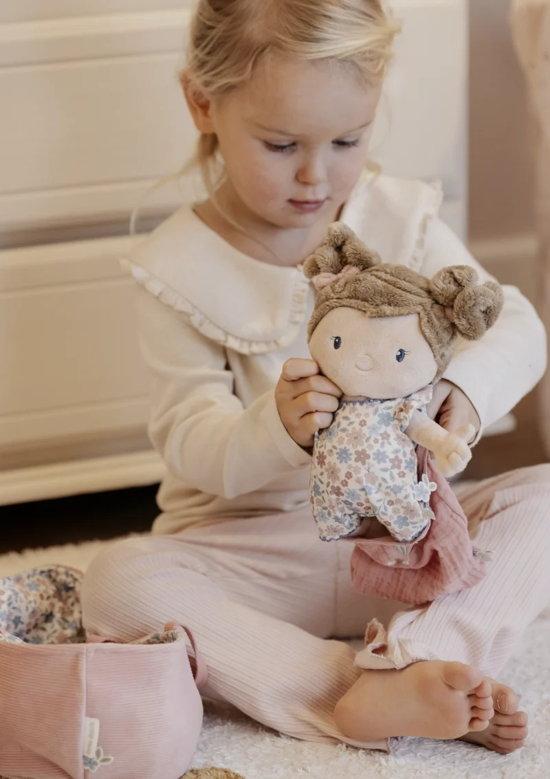Poupon avec couffin et accessoires – Bébé Rosa 12 mois+