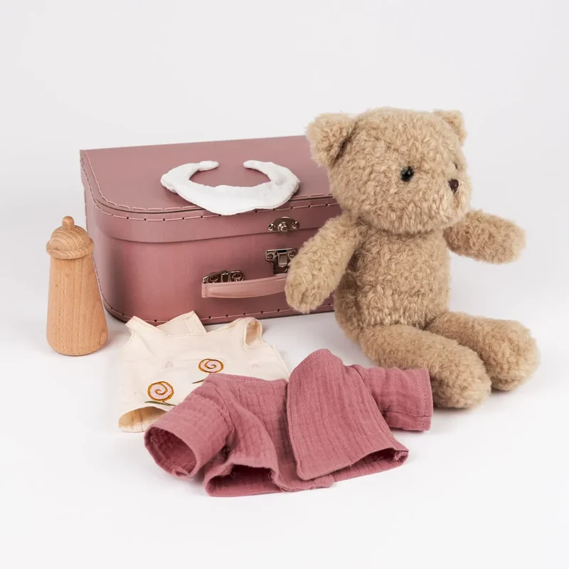 Morrissette l'ourse avec vêtements dans une valise