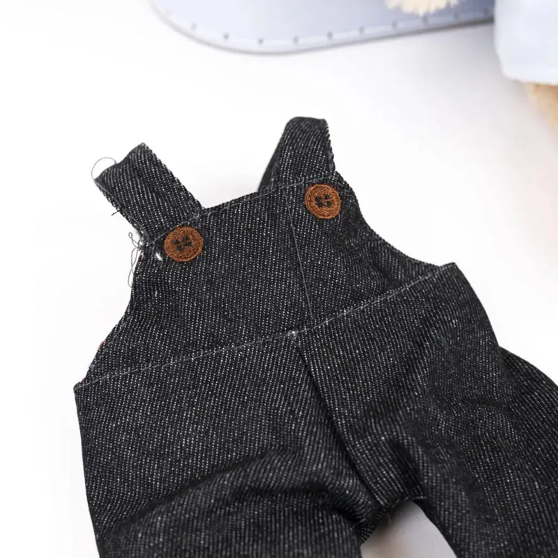 Morris l'ours avec vêtements dans une valise