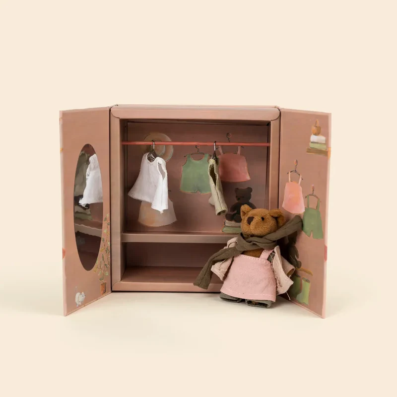 Armoire en bois avec ourson