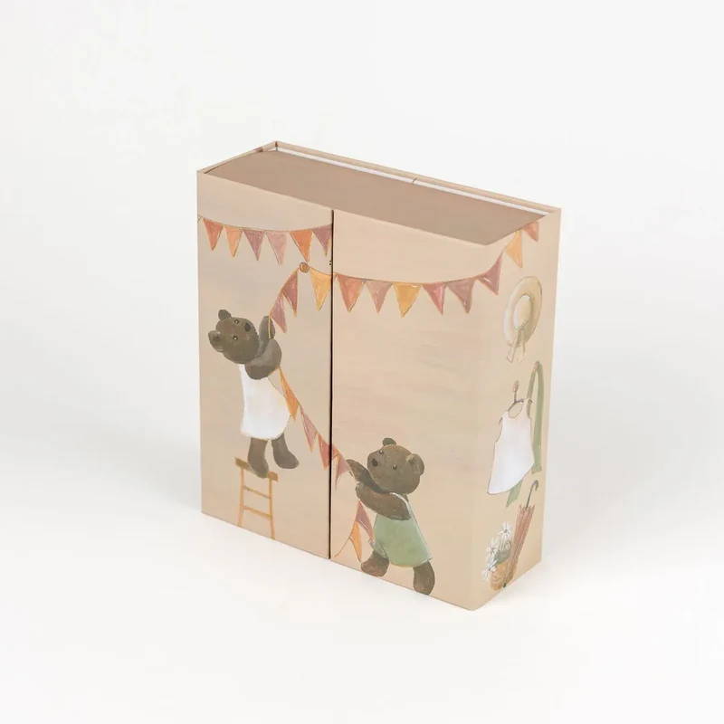 Armoire en bois avec ourson