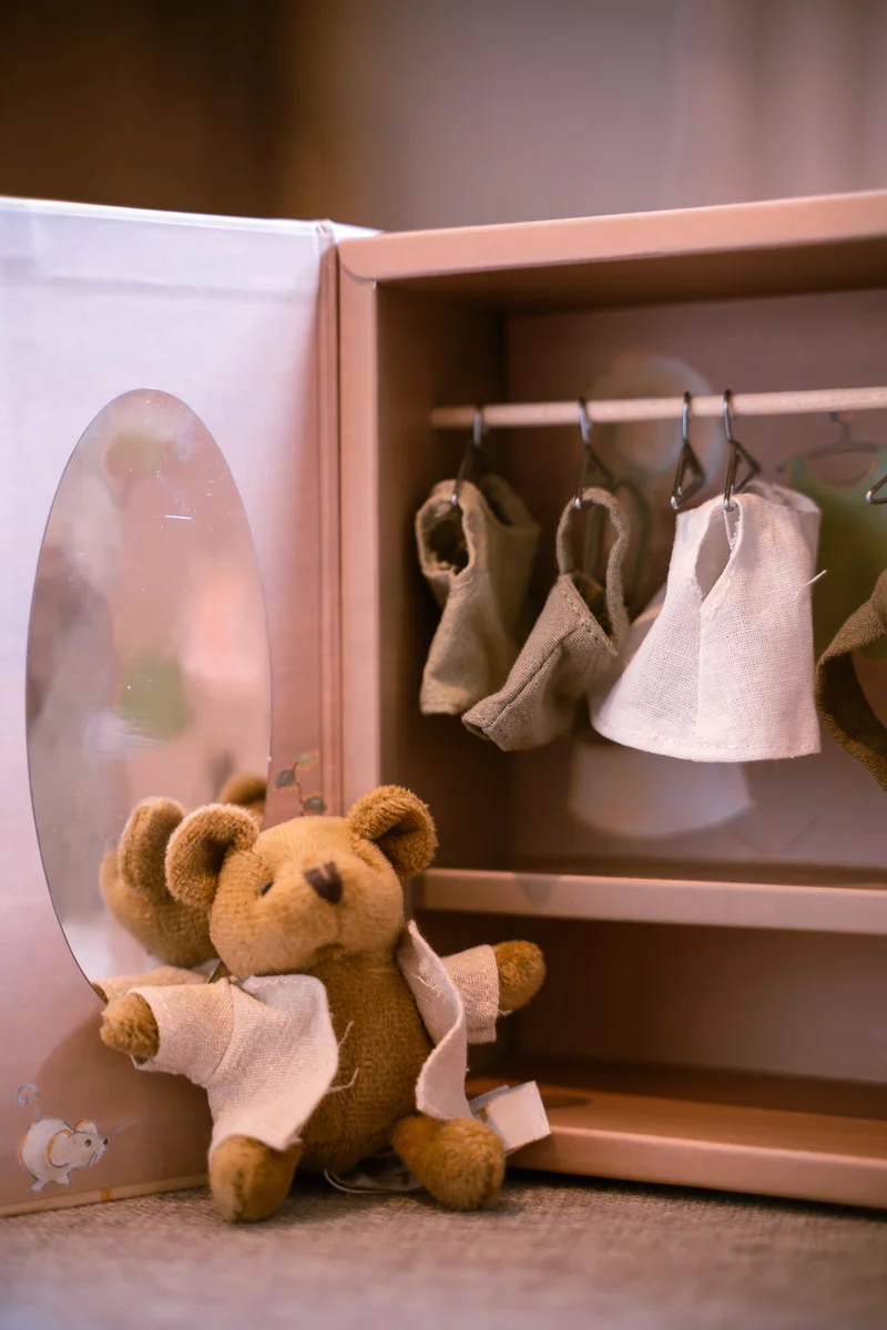 Armoire en bois avec ourson