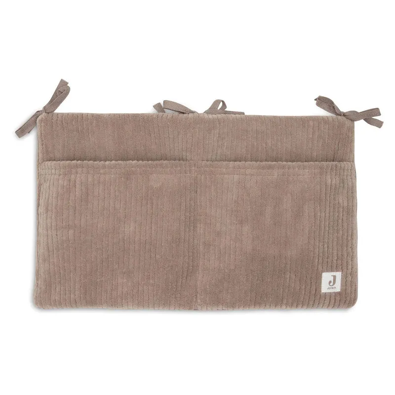 Organisateur de lit bébé côtelé Milky Coffee – rangement pratique