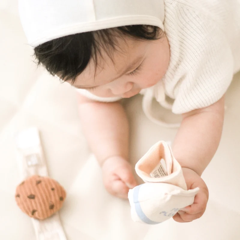 Hochet de poignet lait et cookie