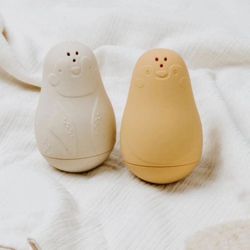 Jouets de Bain Pingouins Arroseurs – Ocre & Warm Linen | Lot de 2 en Silicone
