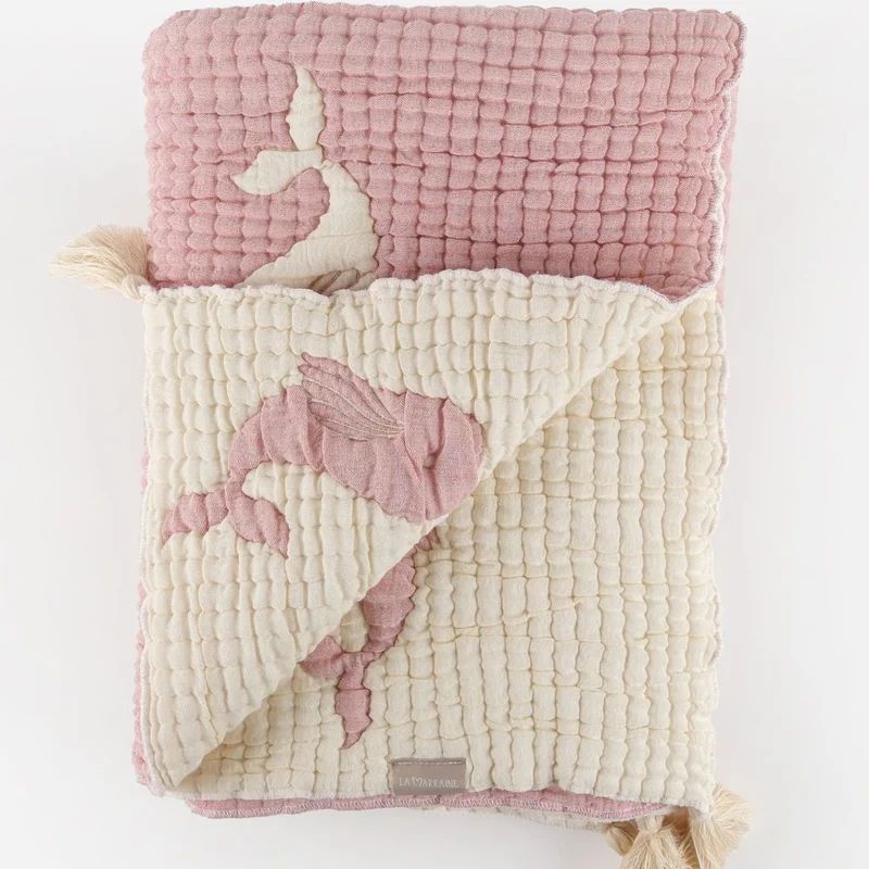 Couverture bébé mousseline matelassée – baleine rose en relief