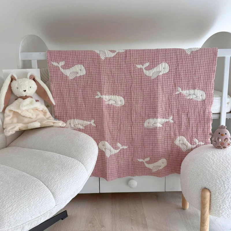 Couverture bébé mousseline matelassée – baleine rose en relief