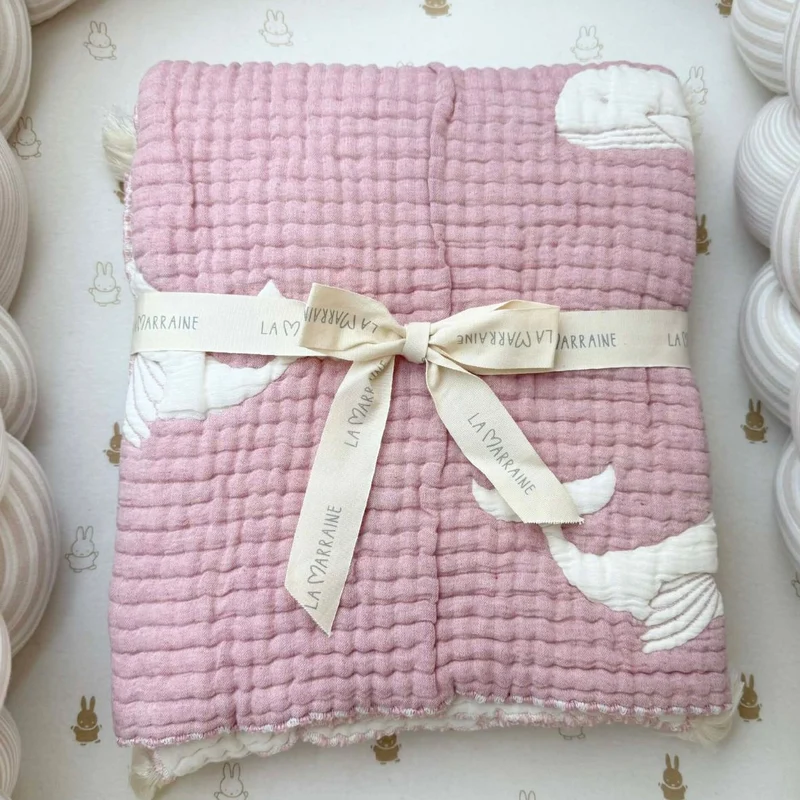 Couverture bébé mousseline matelassée – baleine rose en relief