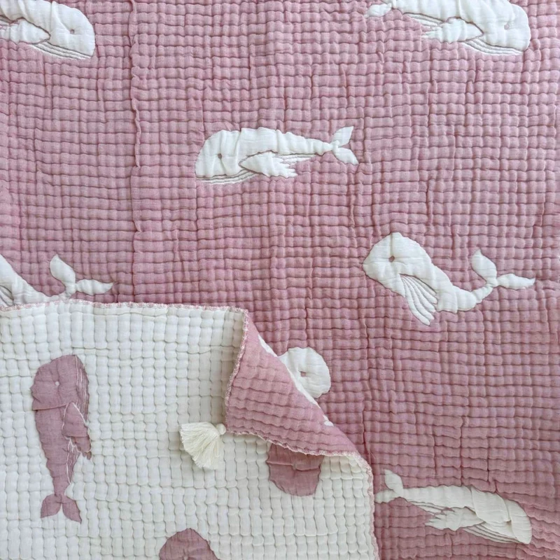 Couverture bébé mousseline matelassée – baleine rose en relief