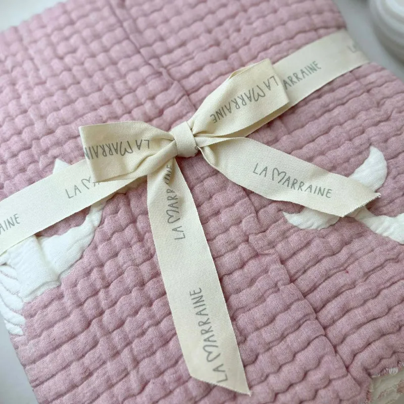 Couverture bébé mousseline matelassée – baleine rose en relief