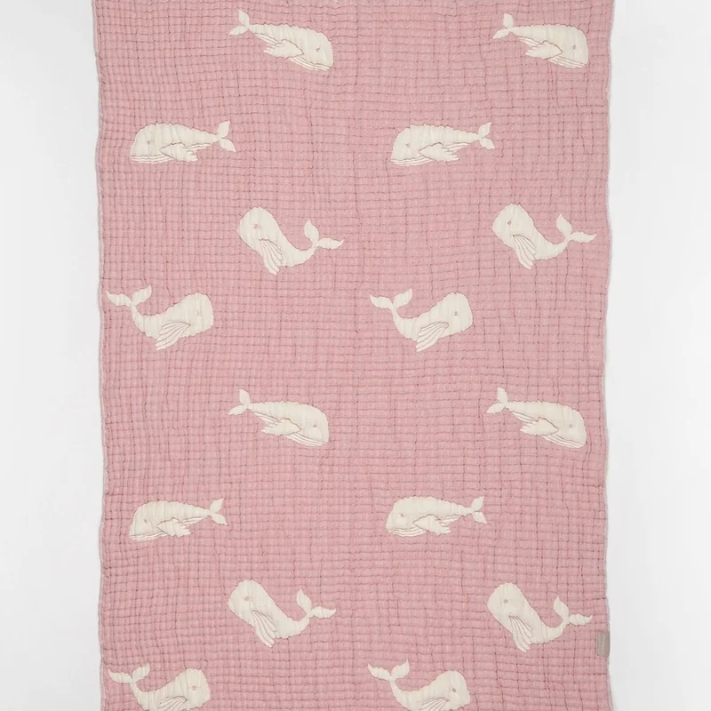 Couverture bébé mousseline matelassée – baleine rose en relief