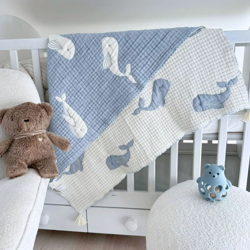 Couverture bébé mousseline matelassée – baleine bleue en relief