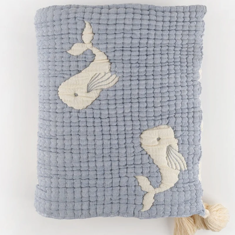 Couverture bébé mousseline matelassée – baleine bleue en relief