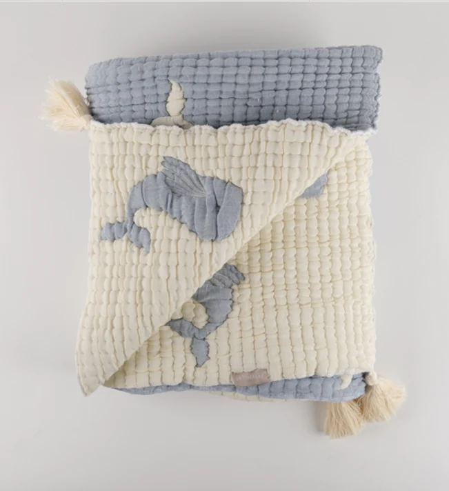 Couverture bébé mousseline matelassée – baleine bleue en relief
