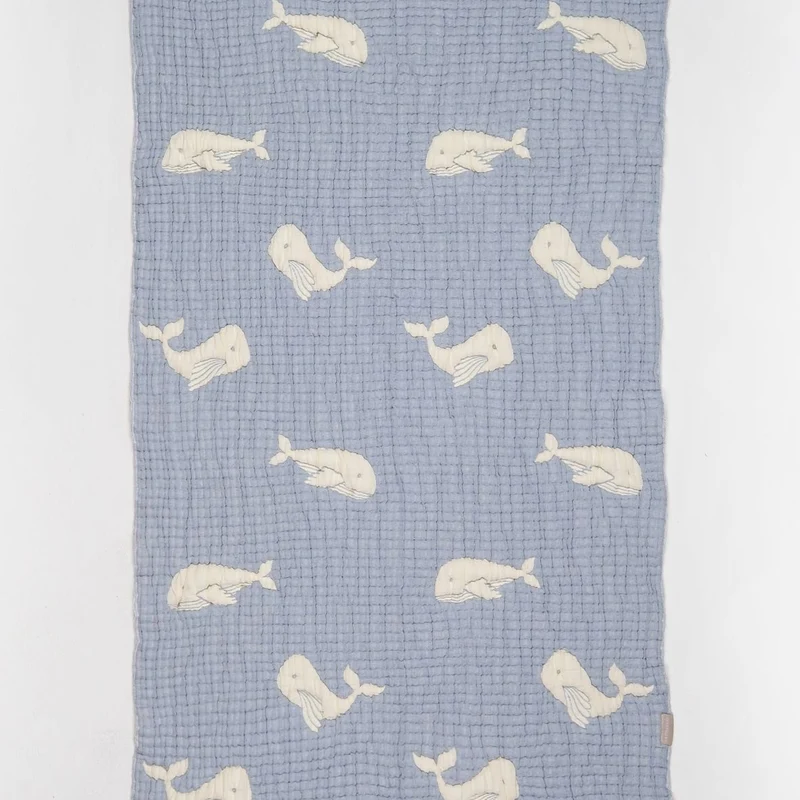 Couverture bébé mousseline matelassée – baleine bleue en relief