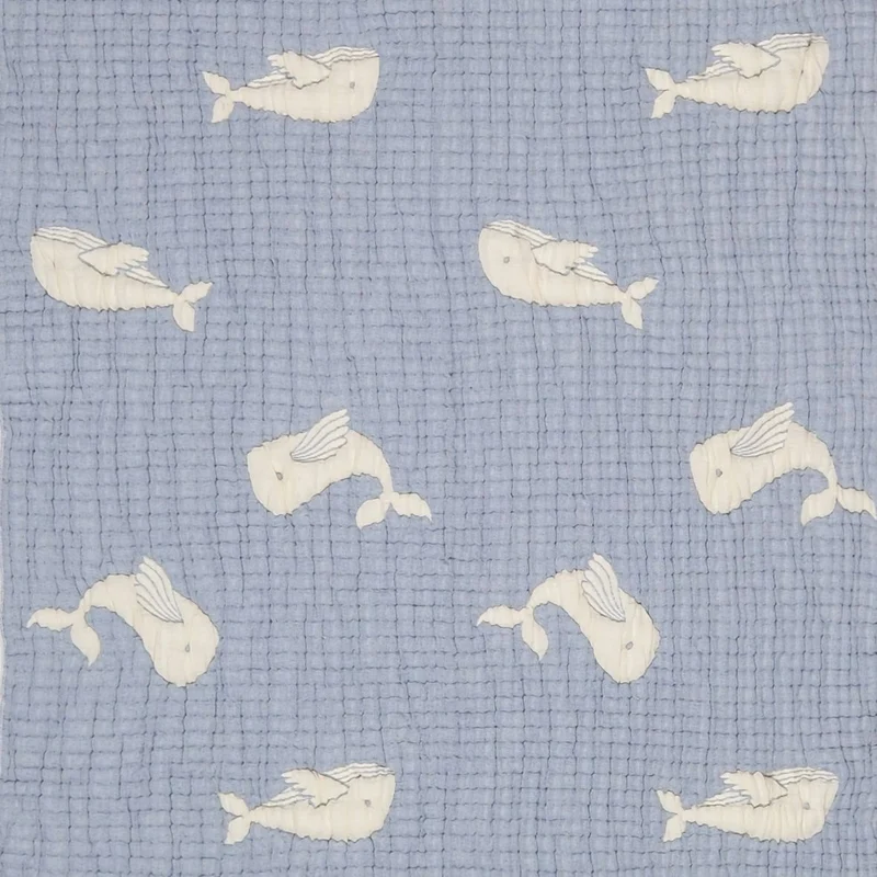 Couverture bébé mousseline matelassée – baleine bleue en relief