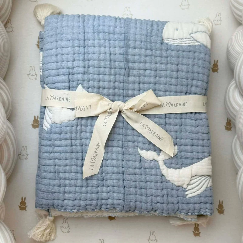 Couverture bébé mousseline matelassée – baleine bleue en relief