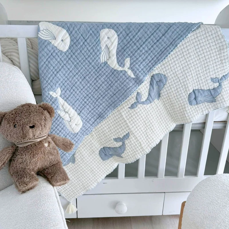 Couverture bébé mousseline matelassée – baleine bleue en relief