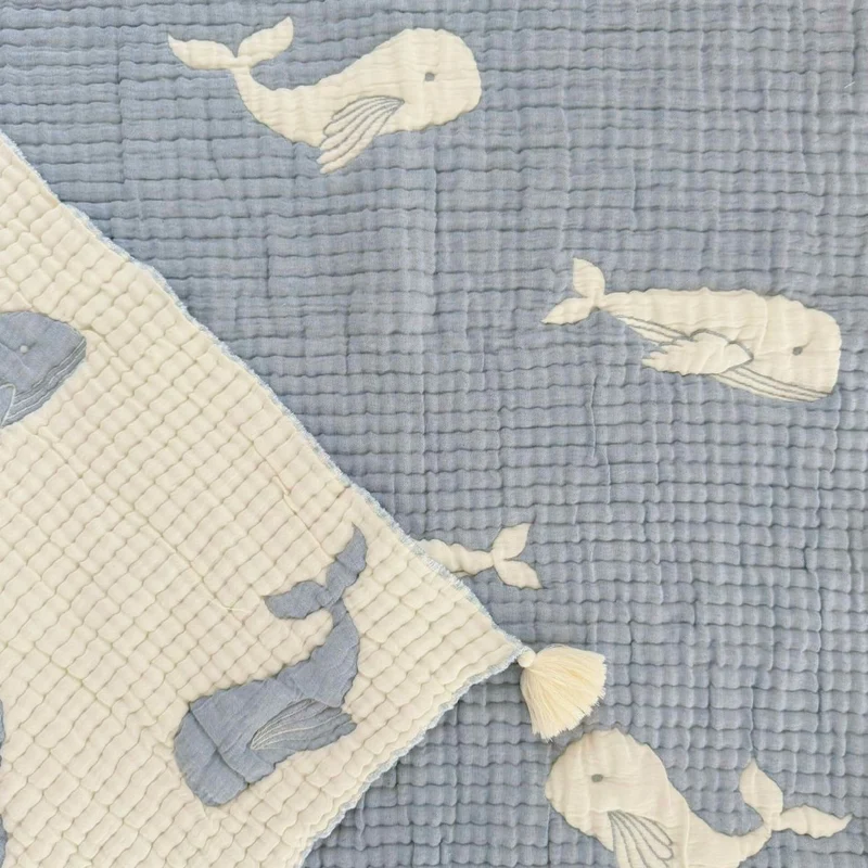 Couverture bébé mousseline matelassée – baleine bleue en relief