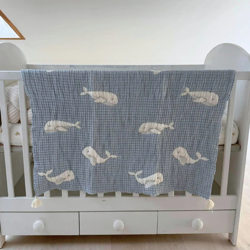 Couverture bébé mousseline matelassée – baleine bleue en relief