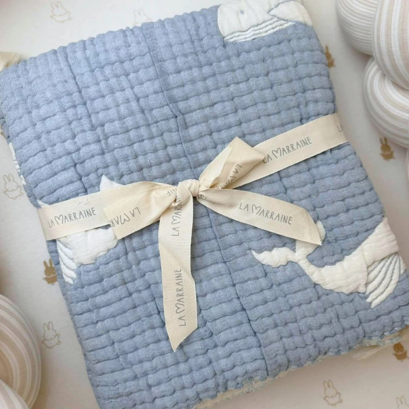 Couverture bébé mousseline matelassée – baleine bleue en relief