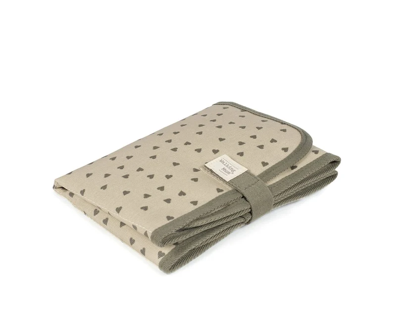Tapis à langer bébé heart Poppy Moss vert – Motifs cœurs