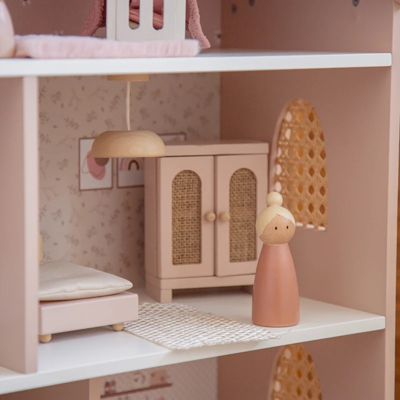 Maison de poupées en bois – Rose avec accessoires et poupées